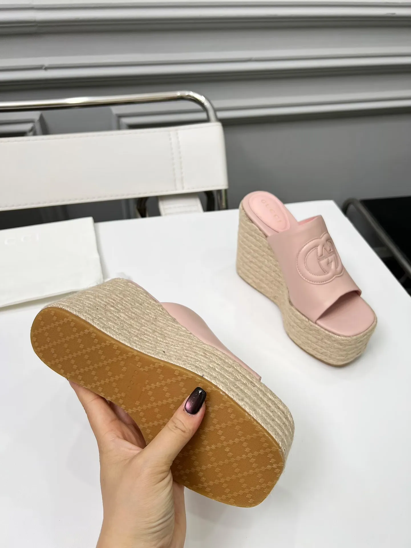 👟👟Ex-factory price 460👟👟 Gucci’s new slippers, fashionable, high-end and full of personality✅ Very stable, comfortable and durable for daily use, convenient and unique for daily matching, a must-have classic for summer, the upper is made of GUCCI brand stitching Fabric: cowhide Lining/feet: sheepskin Platform height: 11cm Color: black, white, brown, burgundy, pink Code number: 35-42 (41 and 42 need to be customized) Packaging: Comes with cloth bag and card.